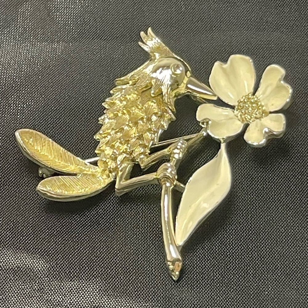 Vintage signed Unser hummingbird & flower brooch. Silver tone & white enamel.